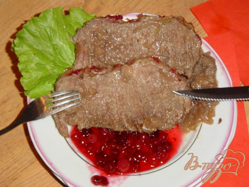 Говядина, тушеная с красным вином и клюквенным соусом Говядина, тушеная с красным вином и клюквенным соусом