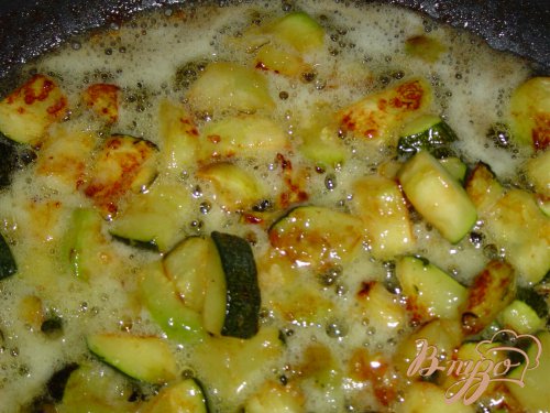 Жареные кабачки с чесноком и соевым соусом Жареные кабачки с чесноком и соевым соусом