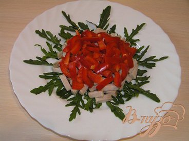 Мясной салат с рукколой и перцем