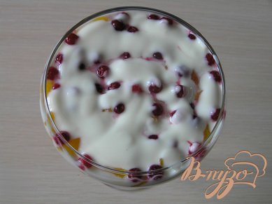 Фруктово-ягодный десерт со взбитыми сливками