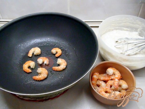 Сырные оладушки с цельнозерновой мукой и припёком из тигровых креветок. Сырные оладушки с цельнозерновой мукой и припёком из тигровых креветок.
