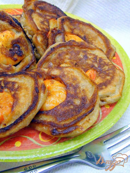 Сырные оладушки с цельнозерновой мукой и припёком из тигровых креветок. Сырные оладушки с цельнозерновой мукой и припёком из тигровых креветок.