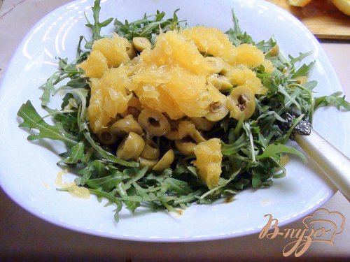 Пикантный салат с рукколой и апельсином. Пикантный салат с рукколой и апельсином.