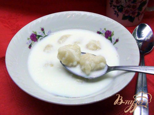 Молочный суп с творожными клёцками. Молочный суп с творожными клёцками.