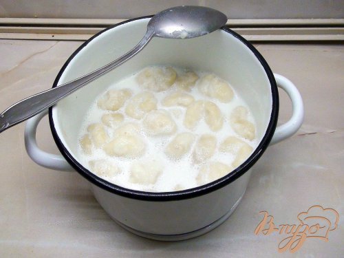 Молочный суп с творожными клёцками. Молочный суп с творожными клёцками.