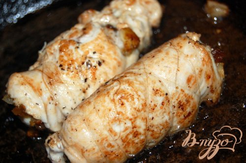 Куриный рулет с черносливом и изюмом Куриный рулет с черносливом и изюмом