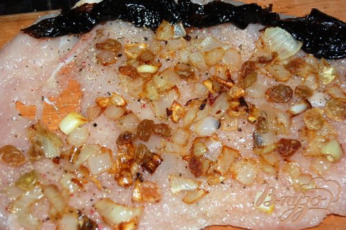 Куриный рулет с черносливом и изюмом Куриный рулет с черносливом и изюмом