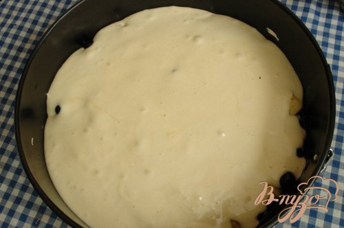 Шарлотка с яблоками и черной смородиной Шарлотка с яблоками и черной смородиной