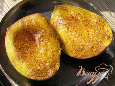 Печеное манго с корицей и мороженым Печеное манго с корицей и мороженым