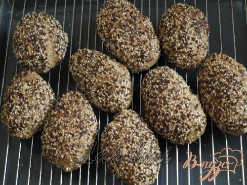 Булочки с кунжутом и семенами льна из цельнозерновой муки Булочки с кунжутом и семенами льна из цельнозерновой муки