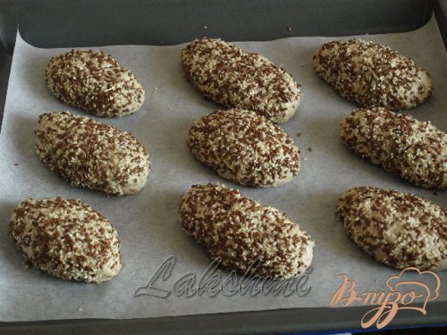 Булочки с кунжутом и семенами льна из цельнозерновой муки Булочки с кунжутом и семенами льна из цельнозерновой муки