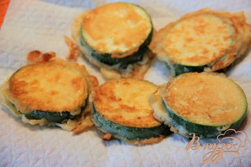 Кабачки цуккини в пивном кляре с брынзовым соусом Кабачки цуккини в пивном кляре с брынзовым соусом