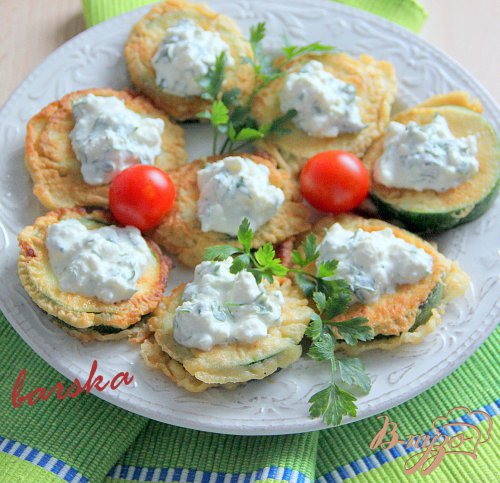 Кабачки цуккини в пивном кляре с брынзовым соусом Кабачки цуккини в пивном кляре с брынзовым соусом