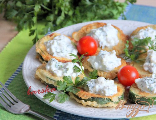 Кабачки цуккини в пивном кляре с брынзовым соусом Кабачки цуккини в пивном кляре с брынзовым соусом