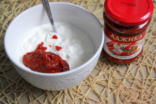 Курочка с шампиньонами в сметанно-аджичном соусе Курочка с шампиньонами в сметанно-аджичном соусе