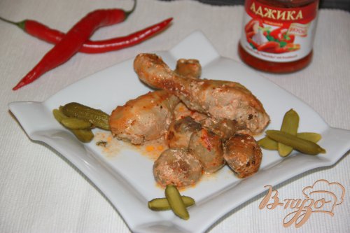 Курочка с шампиньонами в сметанно-аджичном соусе Курочка с шампиньонами в сметанно-аджичном соусе
