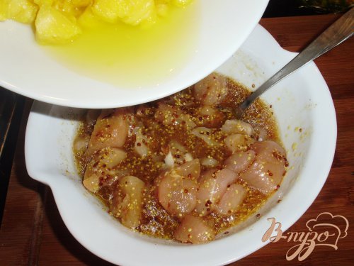 Ананас с курочкой и паприкой в ананасной кошeлке Ананас с курочкой и паприкой в ананасной кошeлке