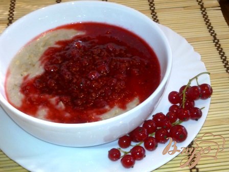 Овсяная каша с ягодным соусом Овсяная каша с ягодным соусом