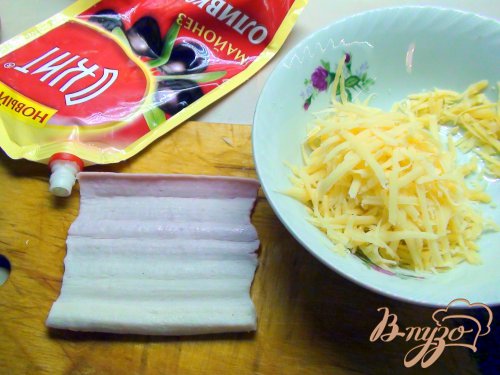 Рулетики из крабовых палочек с сыром и помидорами. Рулетики из крабовых палочек с сыром и помидорами.
