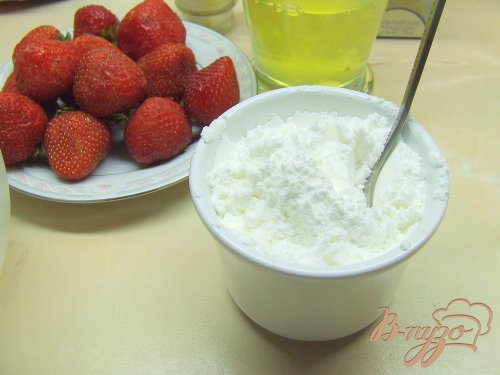 Торт-безе со взбитыми сливками и клубникой. Торт-безе со взбитыми сливками и клубникой.