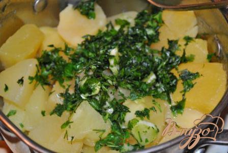 Молодой картофель с чесноком и зеленью Молодой картофель с чесноком и зеленью