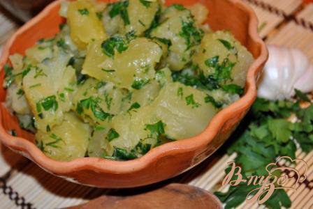 Молодой картофель с чесноком и зеленью Молодой картофель с чесноком и зеленью
