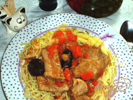 Телячьи ребрышки с соусом и черносливом Телячьи ребрышки с соусом и черносливом