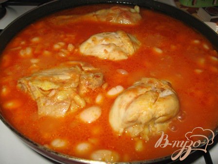 Курица с фасолью в томатно-чесночном соусе. Курица с фасолью в томатно-чесночном соусе.