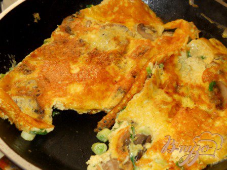 Омлет с грибами и зеленый луком Омлет с грибами и зеленый луком