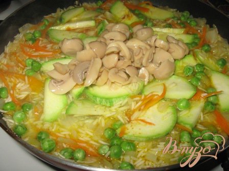 Ризотто с кабачками, зеленым горошком и грибами. Ризотто с кабачками, зеленым горошком и грибами.