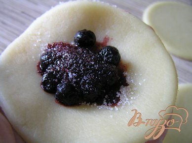 Вареники с черникой и соусом "под шафе" Вареники с черникой и соусом "под шафе"