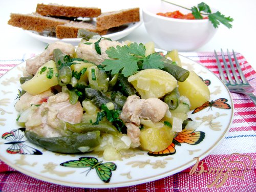Рагу «Домашнее» со спаржевой фасолью и курицей Рагу «Домашнее» со спаржевой фасолью и курицей