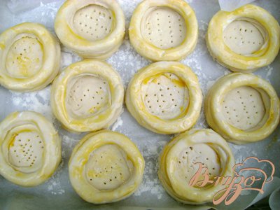Сырная закуска в слоёных корзинках с красной икрой Сырная закуска в слоёных корзинках с красной икрой