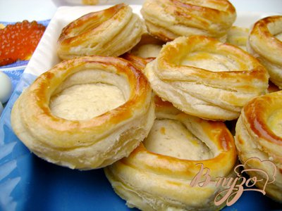 Сырная закуска в слоёных корзинках с красной икрой Сырная закуска в слоёных корзинках с красной икрой