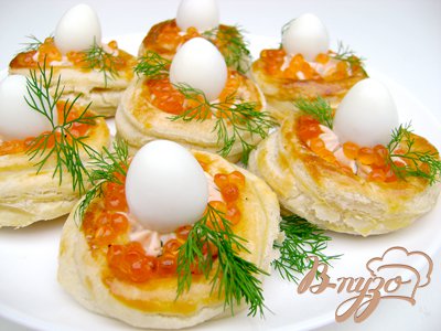 Сырная закуска в слоёных корзинках с красной икрой Сырная закуска в слоёных корзинках с красной икрой
