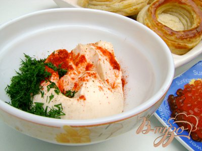 Сырная закуска в слоёных корзинках с красной икрой Сырная закуска в слоёных корзинках с красной икрой