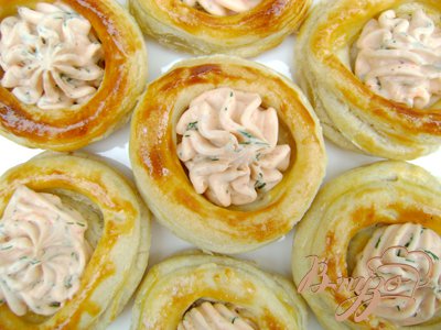 Сырная закуска в слоёных корзинках с красной икрой Сырная закуска в слоёных корзинках с красной икрой