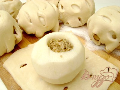 Яблоки, фаршированные орехами и мёдом, в слоёной "шубке" Яблоки, фаршированные орехами и мёдом, в слоёной "шубке"