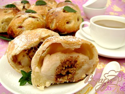 Яблоки, фаршированные орехами и мёдом, в слоёной "шубке" Яблоки, фаршированные орехами и мёдом, в слоёной "шубке"