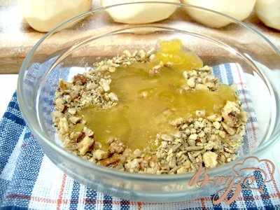 Яблоки, фаршированные орехами и мёдом, в слоёной "шубке" Яблоки, фаршированные орехами и мёдом, в слоёной "шубке"