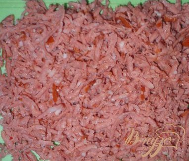 Салат с колбасным сыром и сухариками Салат с колбасным сыром и сухариками