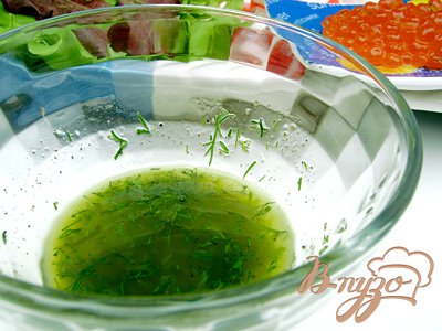 Салат «Нептун» с листьями салата, морепродуктами и красной икрой Салат «Нептун» с листьями салата, морепродуктами и красной икрой