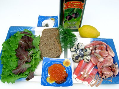 Салат «Нептун» с листьями салата, морепродуктами и красной икрой Салат «Нептун» с листьями салата, морепродуктами и красной икрой