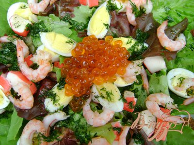 Салат «Нептун» с листьями салата, морепродуктами и красной икрой Салат «Нептун» с листьями салата, морепродуктами и красной икрой