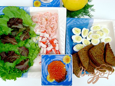Салат «Нептун» с листьями салата, морепродуктами и красной икрой Салат «Нептун» с листьями салата, морепродуктами и красной икрой