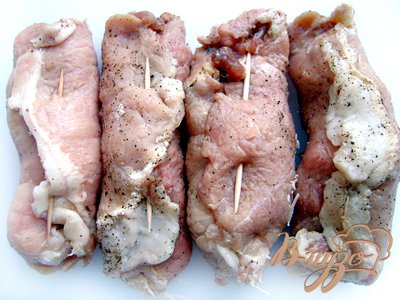 Свиные рулетики под клюквенным соусом Свиные рулетики под клюквенным соусом