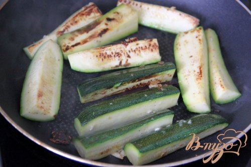 Закуска из цуккини с фетой, зеленью и вялеными помидорами Закуска из цуккини с фетой, зеленью и вялеными помидорами