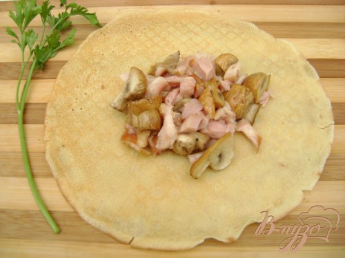 Блины с копчёной курицей и грибами "Мешочки" Блины с копчёной курицей и грибами "Мешочки"