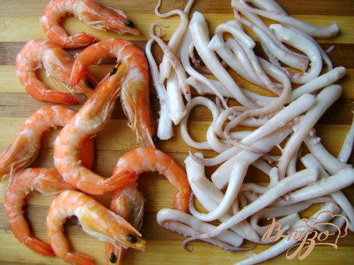 Спагетти с морепродуктами и шампиньонами Спагетти с морепродуктами и шампиньонами