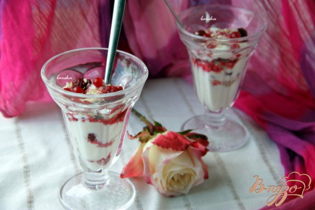 сирний десерт з ягодами і вівсяними пластівцями. як приготувати з фото